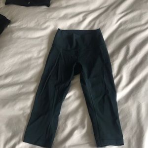 Lululemon wonder under high rise crop.